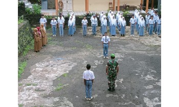 BABINSA DARI KORAMIL 1501-01 JADI PEMBINA UPACARA  DI SMK PEMBANGUNAN KOTA TERNATE